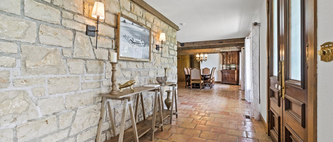 Rustic lodge and barn wedding venue in Kansas City MO