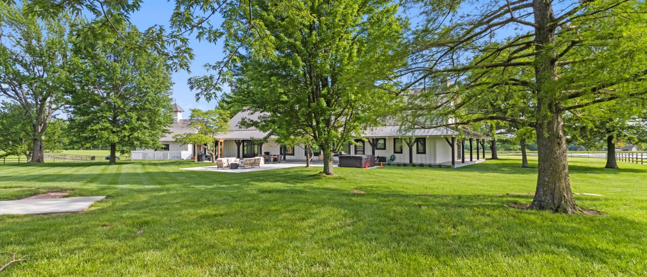 Country style wedding venue entrance near Kansas City Missouri