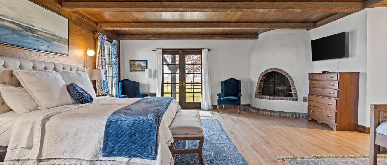 Guest bedroom accommodation at rustic wedding venue Kansas City