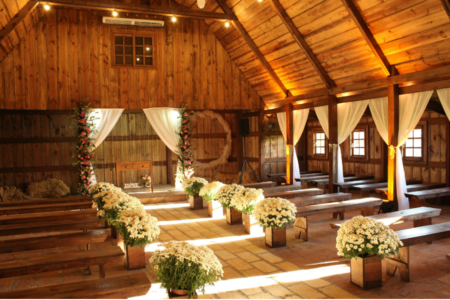 Lodge Wedding Venue vs Barn Wedding Venue: Which Works Better for 30 to 50 Guests? 2 lodge wedding venue vs barn wedding venue