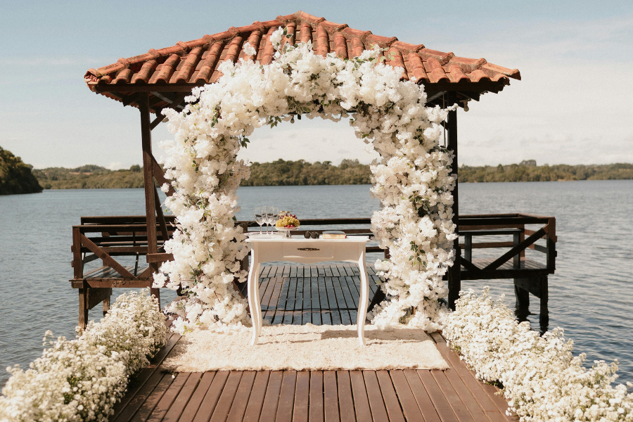 Lakeside Wedding Venue Checklist: Weather, Access, Sound, Lighting & Guest Comfort 1 lakeside wedding venue checklist