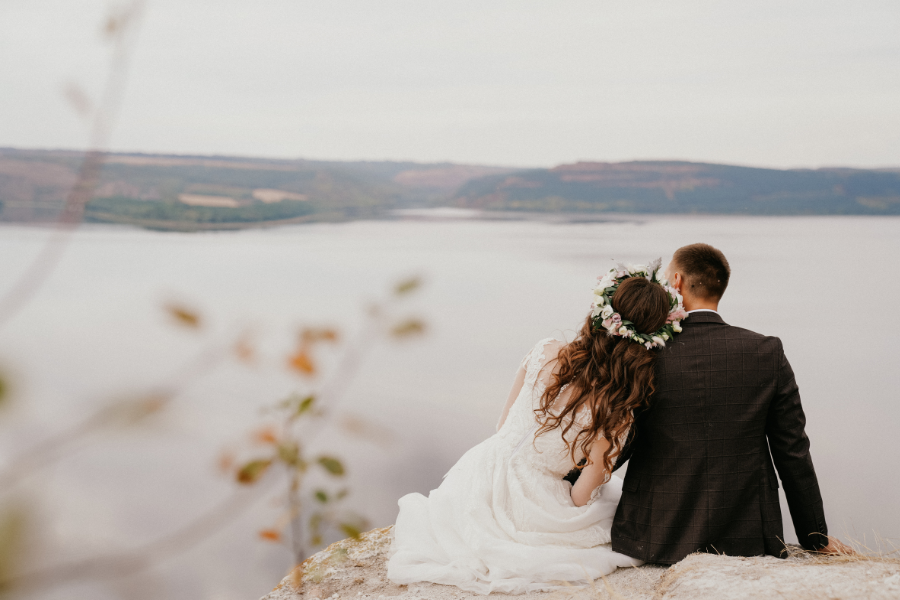 Lakeside Wedding Venue Checklist: Weather, Access, Sound, Lighting & Guest Comfort 3 wedding couples looking at lake
